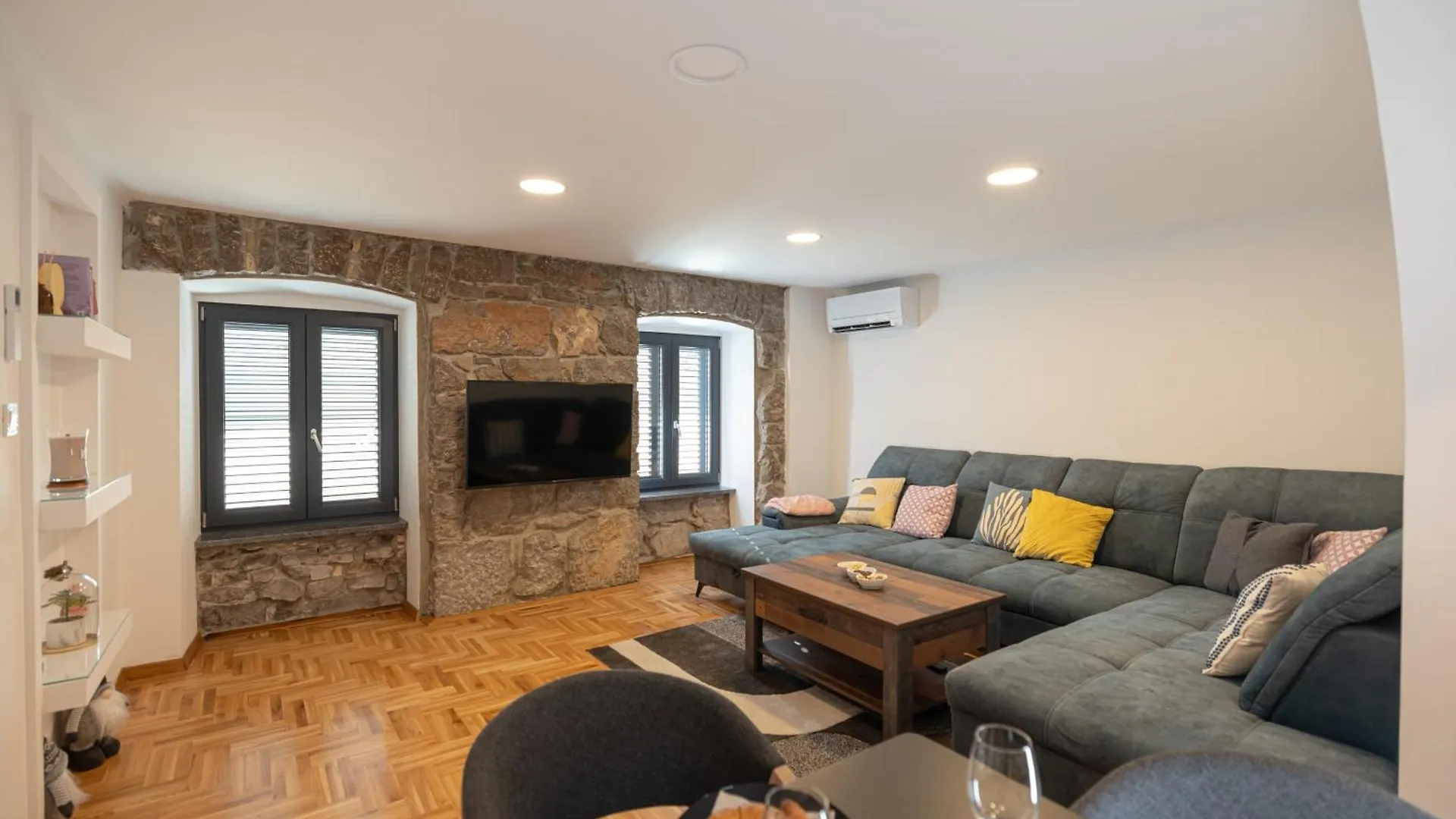 Apartman Nai contacts